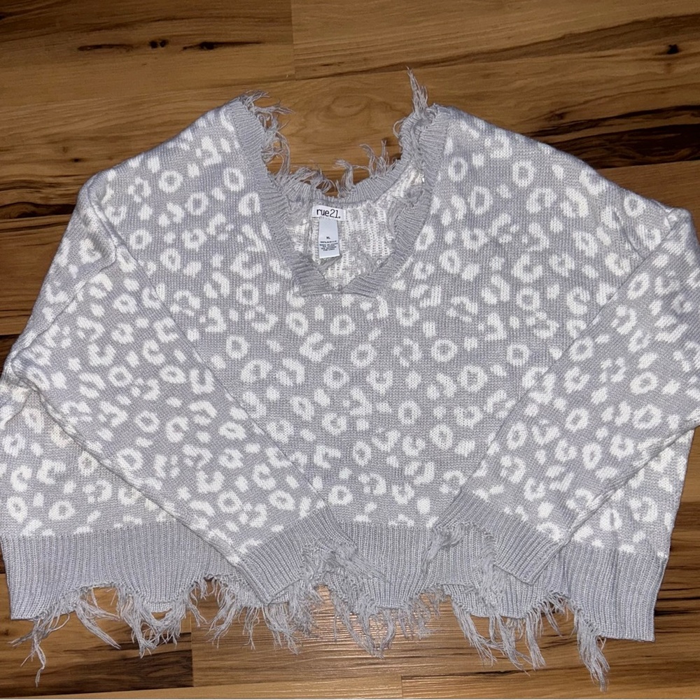 Rue21 Light Gray Animal Print V-Neck Sweater